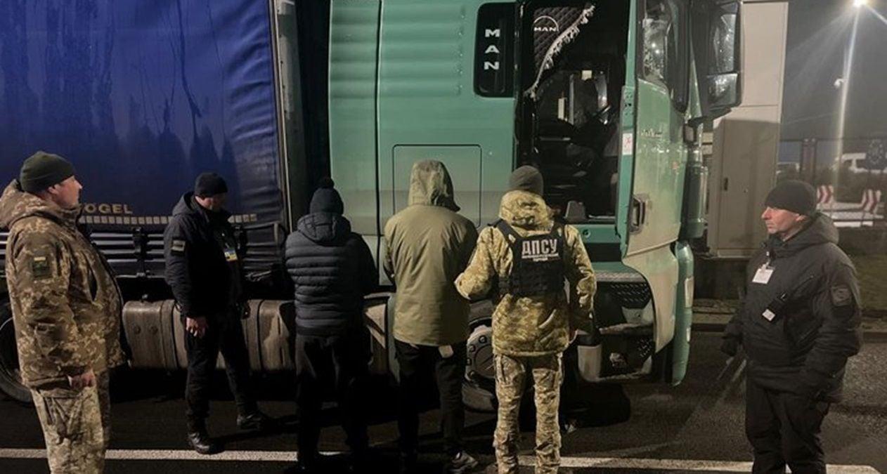 A court has sentenced a truck driver for attempting to illegally smuggle a draft evader across the border in Lviv region.