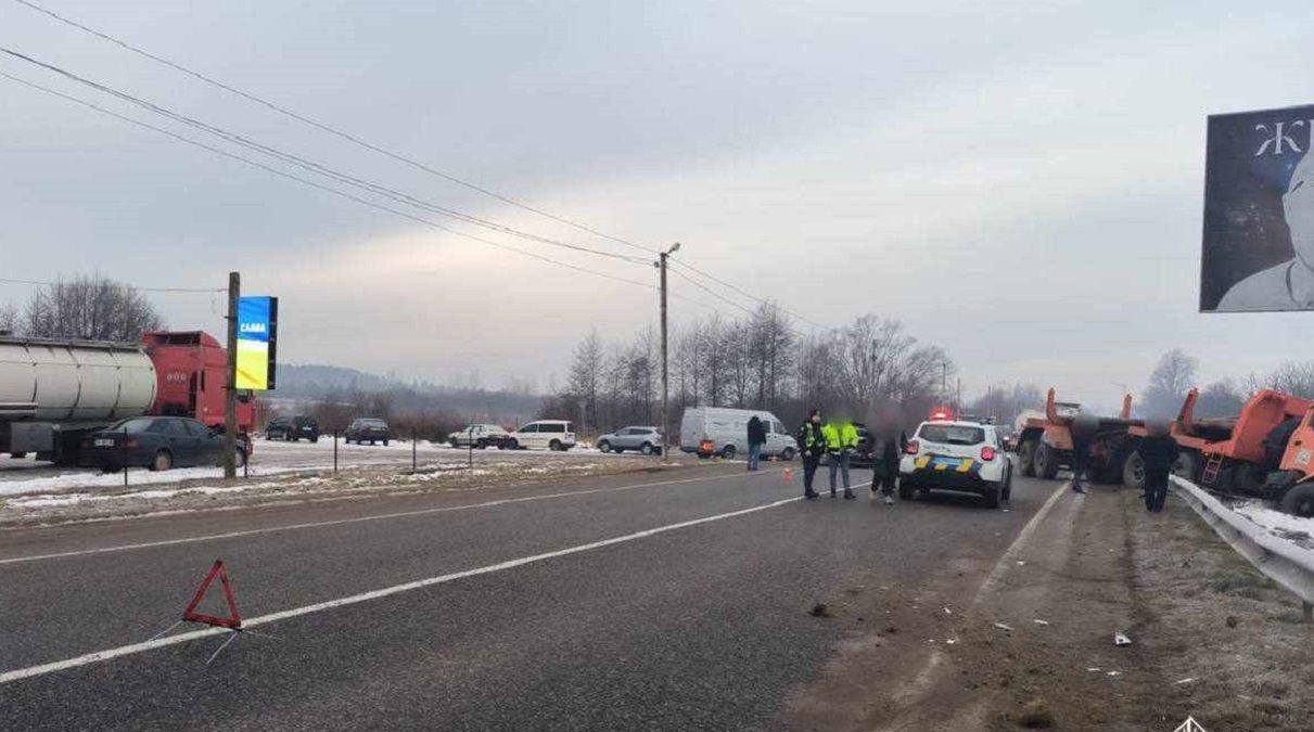 The road to the border in Lviv region is fully closed due to a triple car accident.