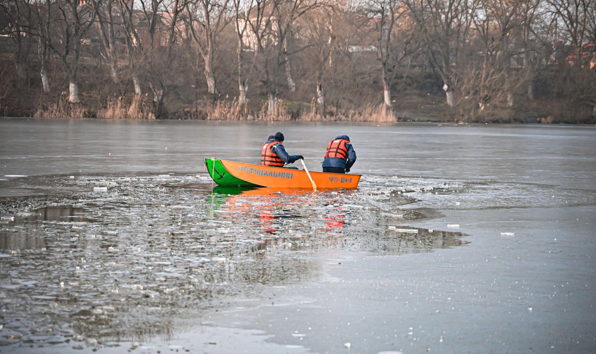 In Chernivtsi, authorities recovered the body of a drowning victim from the city pond.