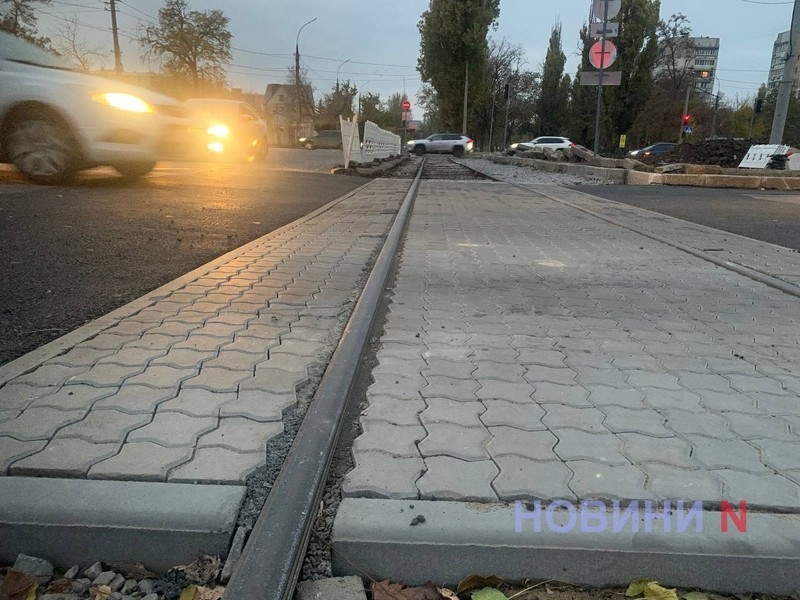 На перекрестке в центре Николаева серая плитка «поплыла» через неделю после ремонта