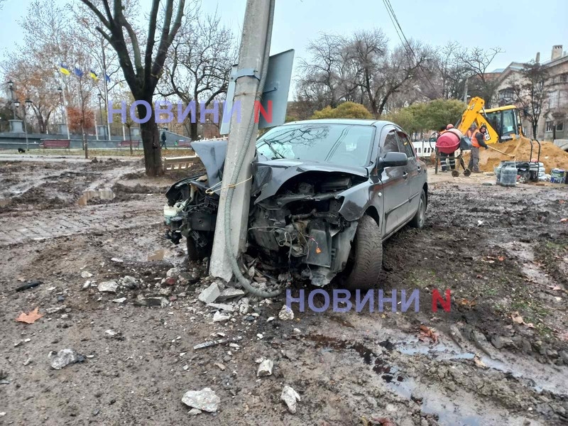 Пьяный на «Мазде» врезался в столб в сквере «Сердце города» в Николаеве