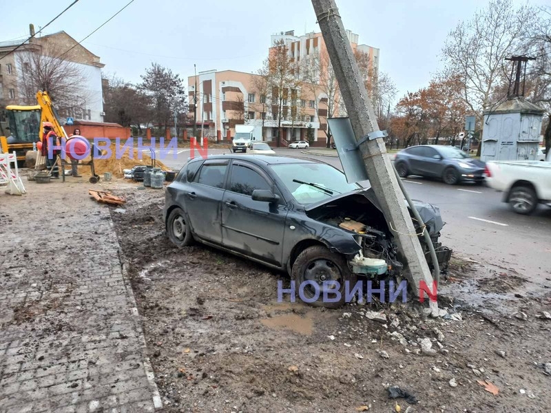 Пьяный на «Мазде» врезался в столб в сквере «Сердце города» в Николаеве