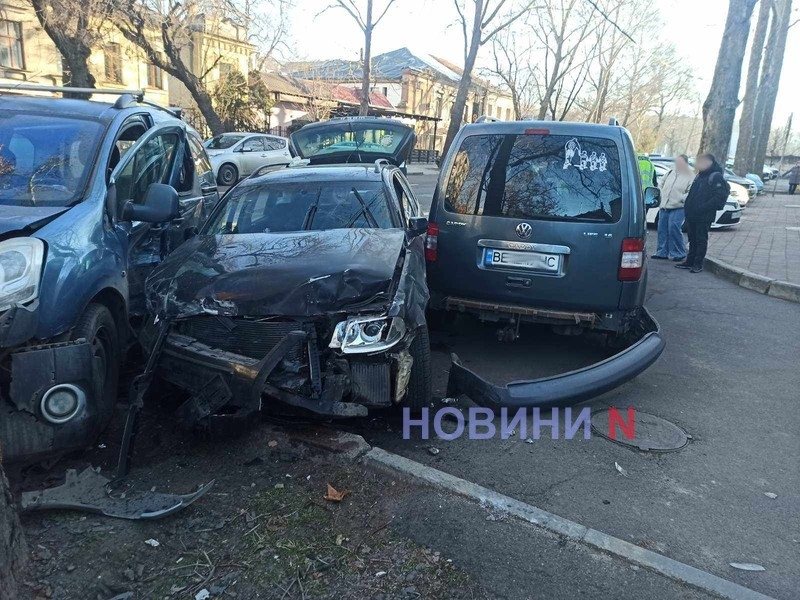 В центре Николаева столкнулись «Ситроен» и два «Фольксвагена»: пострадал водитель