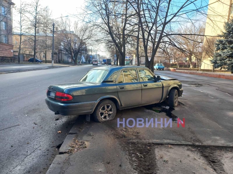 В Николаеве «Волга» врезалась в дерево (фото)