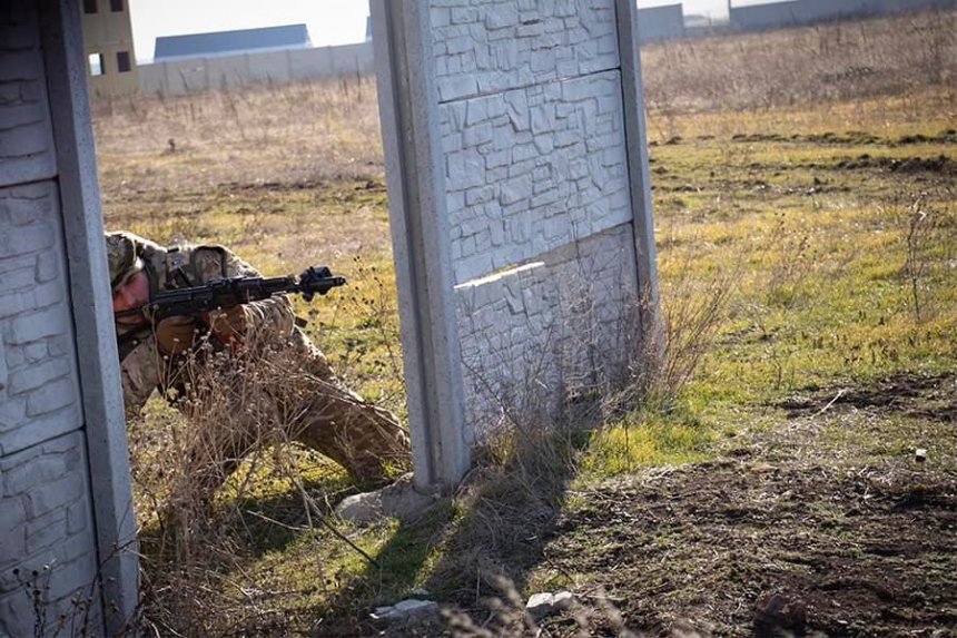 Николаевские гвардейцы показали, как тренируются вести бой в условиях города (фото)