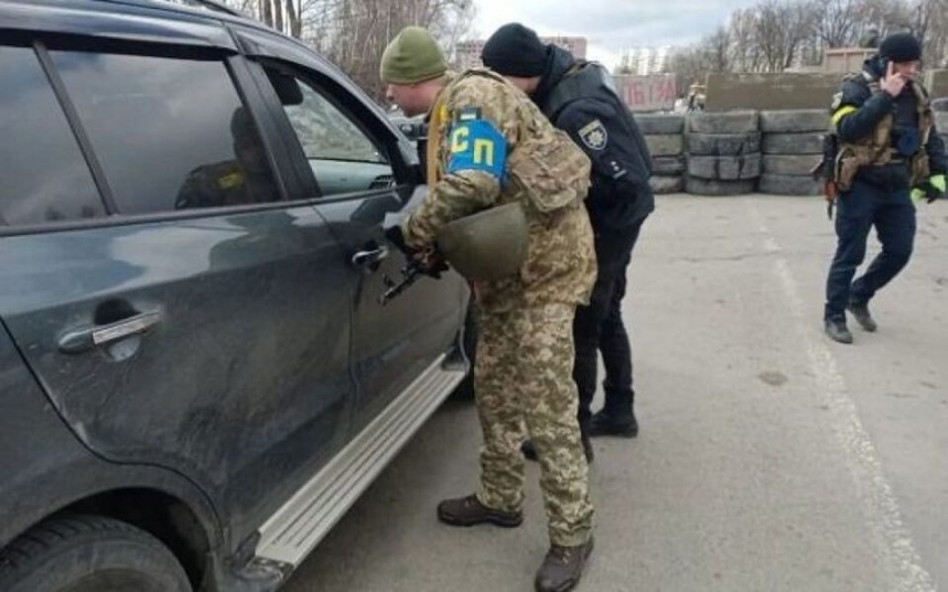 В Одессе мужчина сутки прячется в машине: полицейские хотят забрать его в ТЦК (видео)